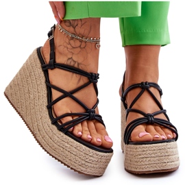 Módní sandály na klínu s copánkem černá Nessia černý