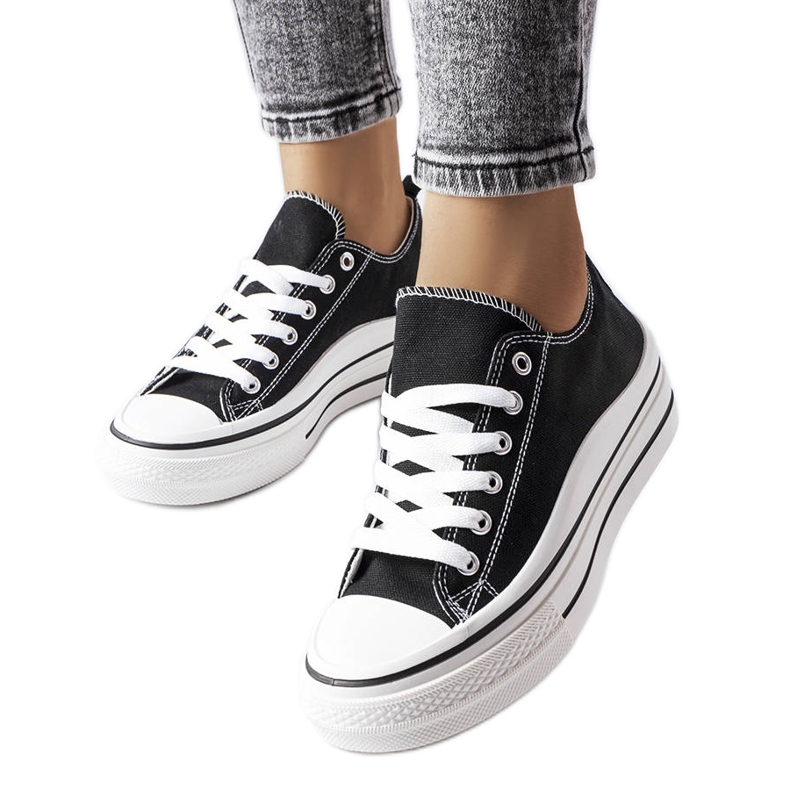 Černé tenisky na platformě značky Pomeroy černá