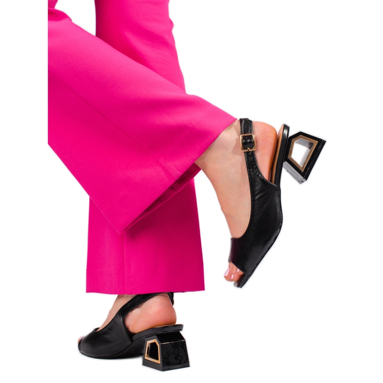 Černé sandály na nízkém ozdobném podpatku značky Vinceza černá