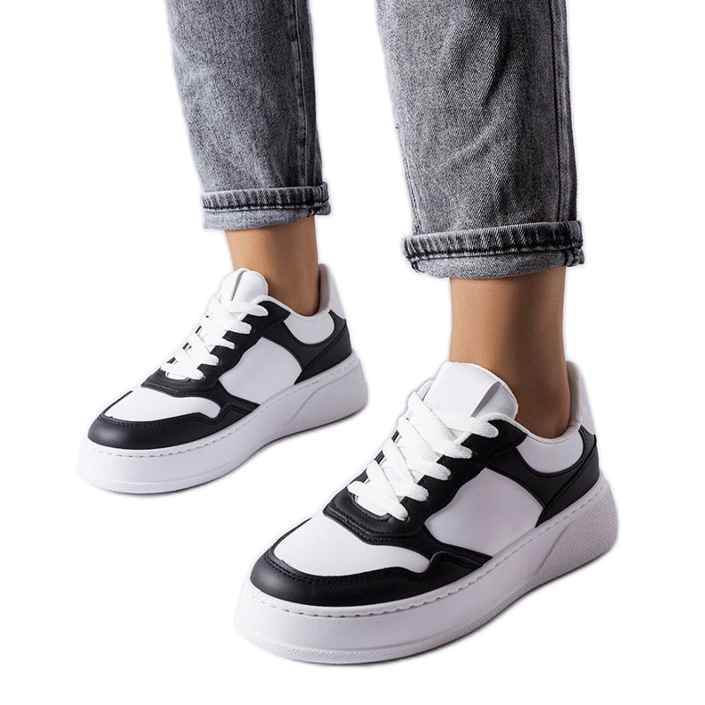 Černobílé kozačky se silnější podrážkou od Baron bílý