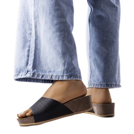 Černé prolamované klínové jezdce od Bourque černý