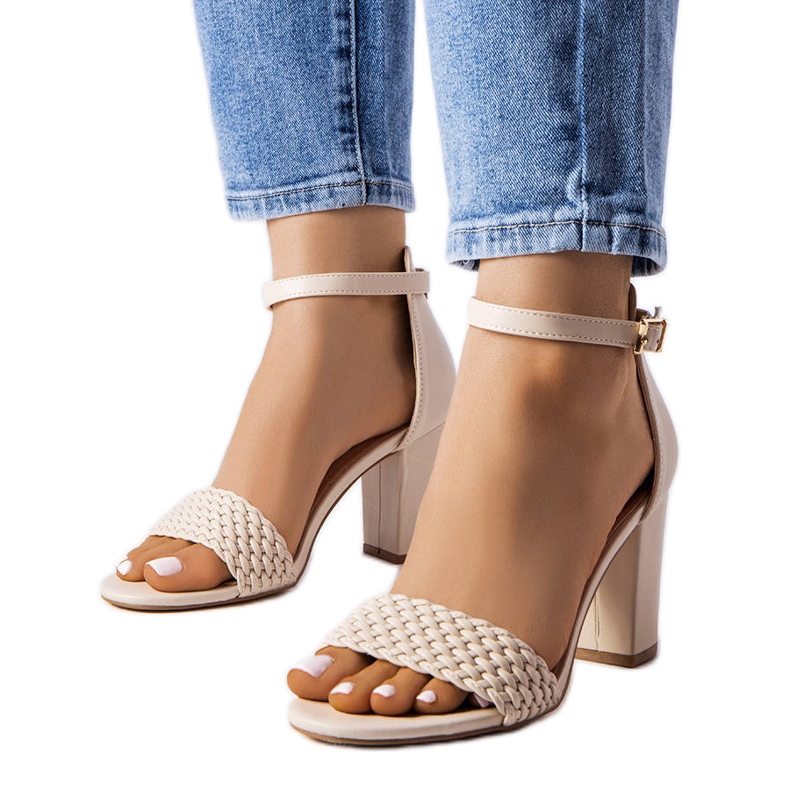 Evento Béžové tkané blokové sandály od Oliveirinhas béžový