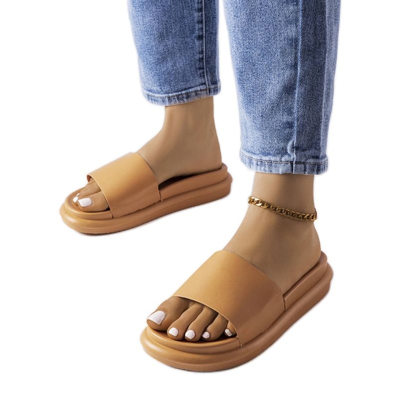 Hnědé sandály na platformě značky Paquette hnědý Hnědé sandály na platformě značky Paquette hnědý