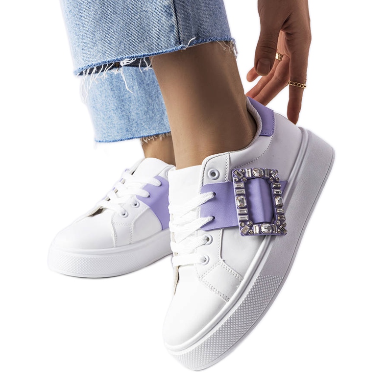 Bílé tenisky zdobené fialovou přezkou Ike bílý