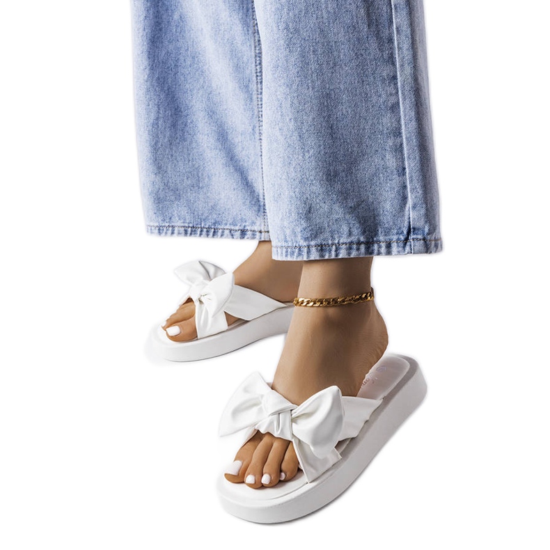 Bílé sandály na platformě s mašlí od Edvarda bílý Bílé sandály na platformě s mašlí od Edvarda bílý