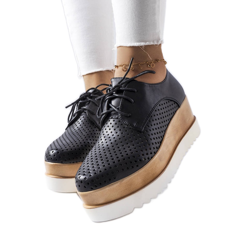 Černé prolamované boty na klínku od Laurent černá