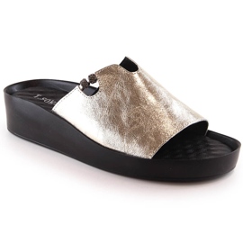 Kožené dámské metalické zlaté pantofle T.Sokolski L23-346 zlatý