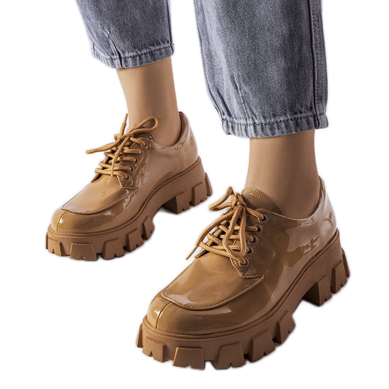 Hnědé lakované boty od Beccadelli hnědý