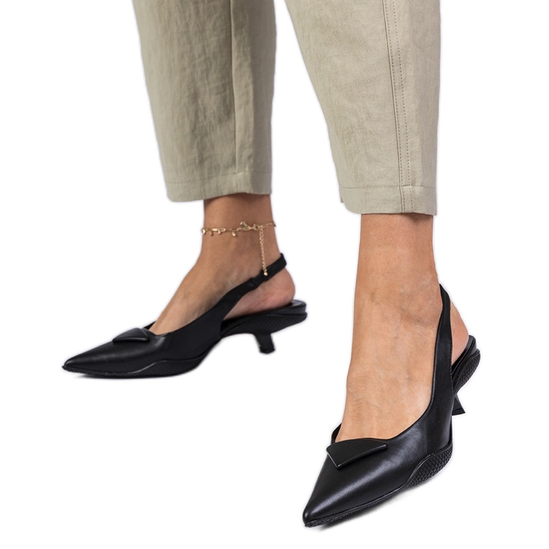 Černé sandály na nízkém podpatku značky Gougeon černá