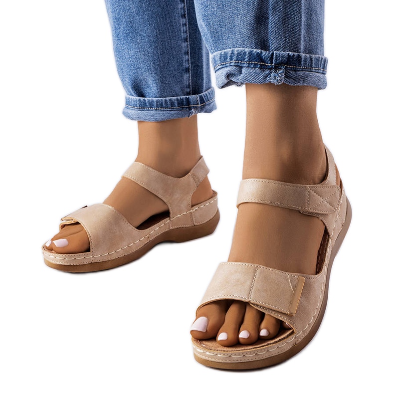 Béžové sandály na klínku od Vallis béžový