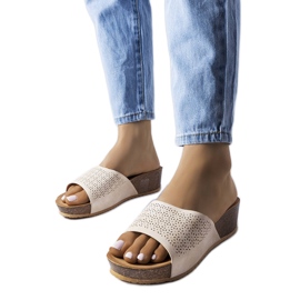 Béžové prolamované sandály na klínku od Bourque béžový