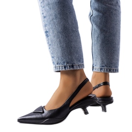 Černé sandály na nízkém podpatku značky Labonté černá