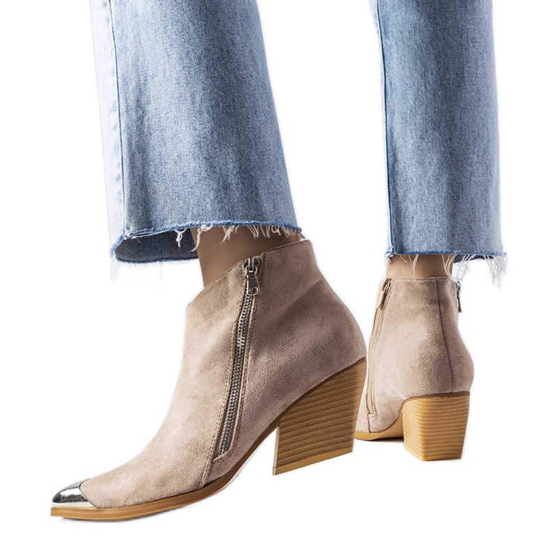 Béžové kovbojské boty s kovovou špičkou od Vergne béžový