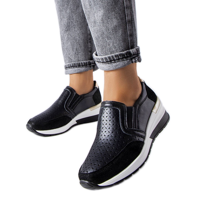 Černé prolamované tenisky na klínku od Vernona černá Černé prolamované tenisky na klínku od Vernona černá