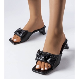 Černé sandály na podpatku s dubovou mašlí černá