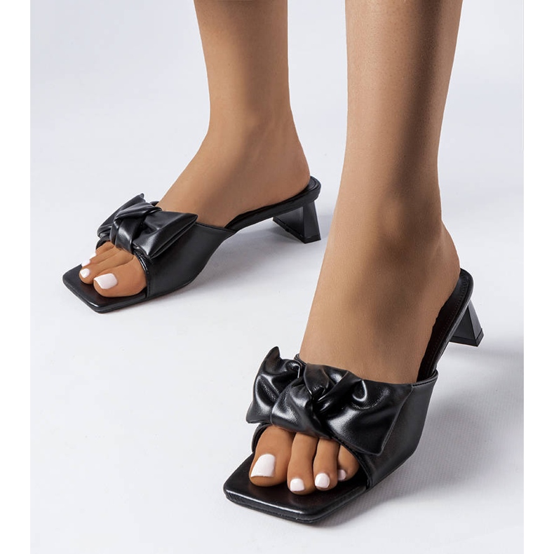 Černé sandály na podpatku s dubovou mašlí černá