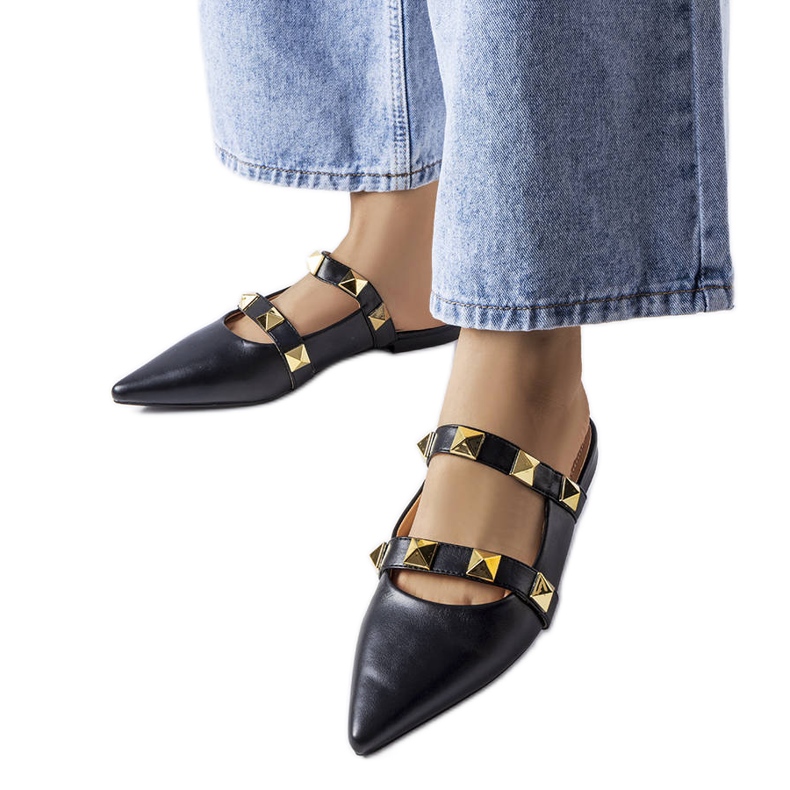 Černé sandály se špičatou špičkou od Ruckman černá