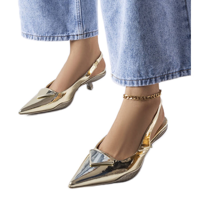 Zlaté sandály na nízkém podpatku značky Gougeon zlatý Zlaté sandály na nízkém podpatku značky Gougeon zlatý