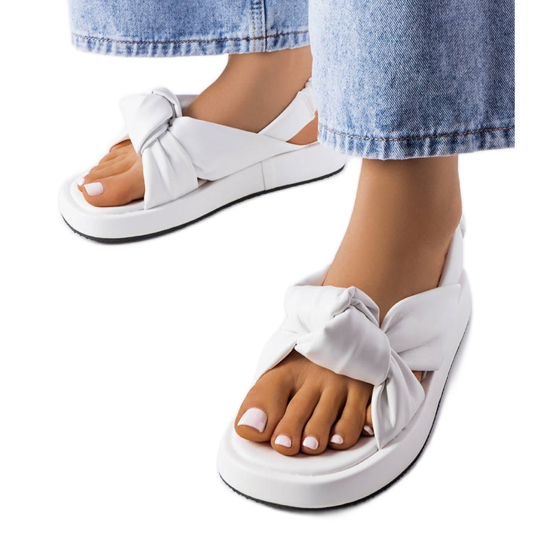 Bílé sandály na klínku od Clarice bílý