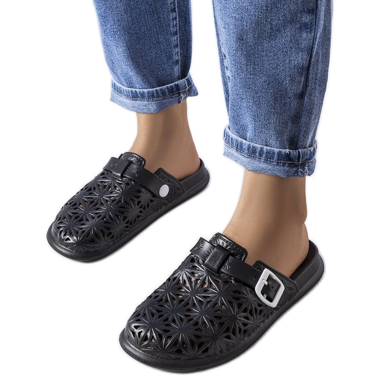 Černé prolamované gumové slidery od Peverell černá