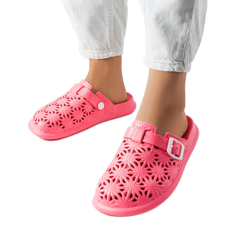 Červené prolamované gumové pantofle od Peverell