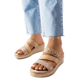 Béžové sandály na klínku z Bostonu béžový