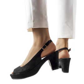 Černé sandály značky Dionne černý