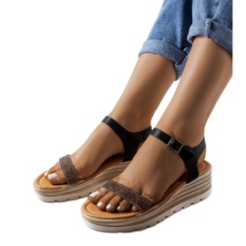 Černé sandály na klínku od Bussière černý