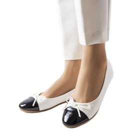 Bílé baleríny s patentovanou špičkou od Despins bílý Bílé baleríny s patentovanou špičkou od Despins bílý