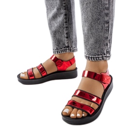 Červené lakované sandály od Brices červený