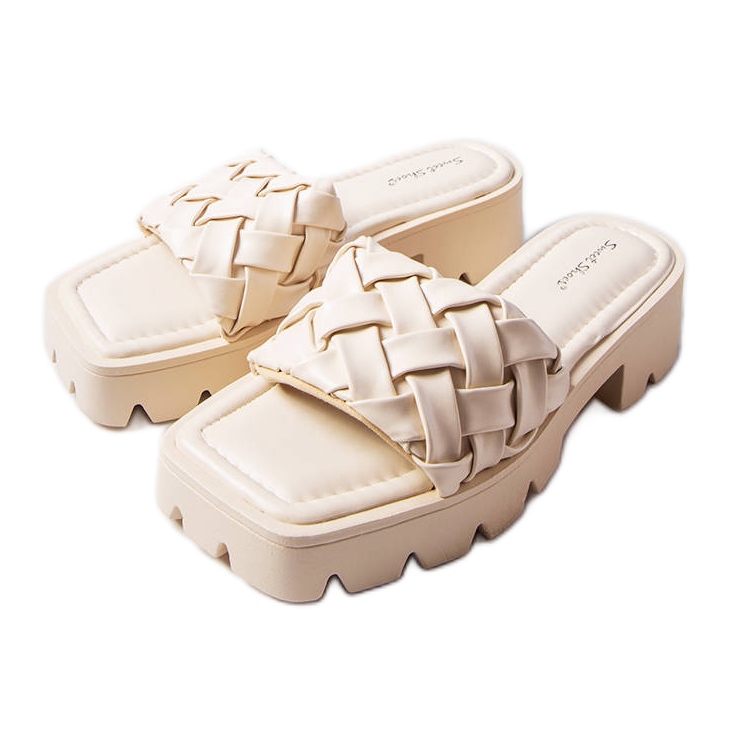 Béžové pantofle s traktorovou podrážkou od Lory béžový