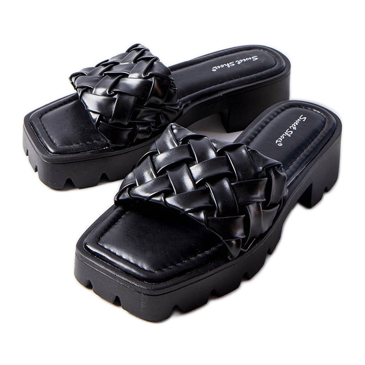 Černé pantofle s traktorovou podrážkou od Lory černá Černé pantofle s traktorovou podrážkou od Lory černá