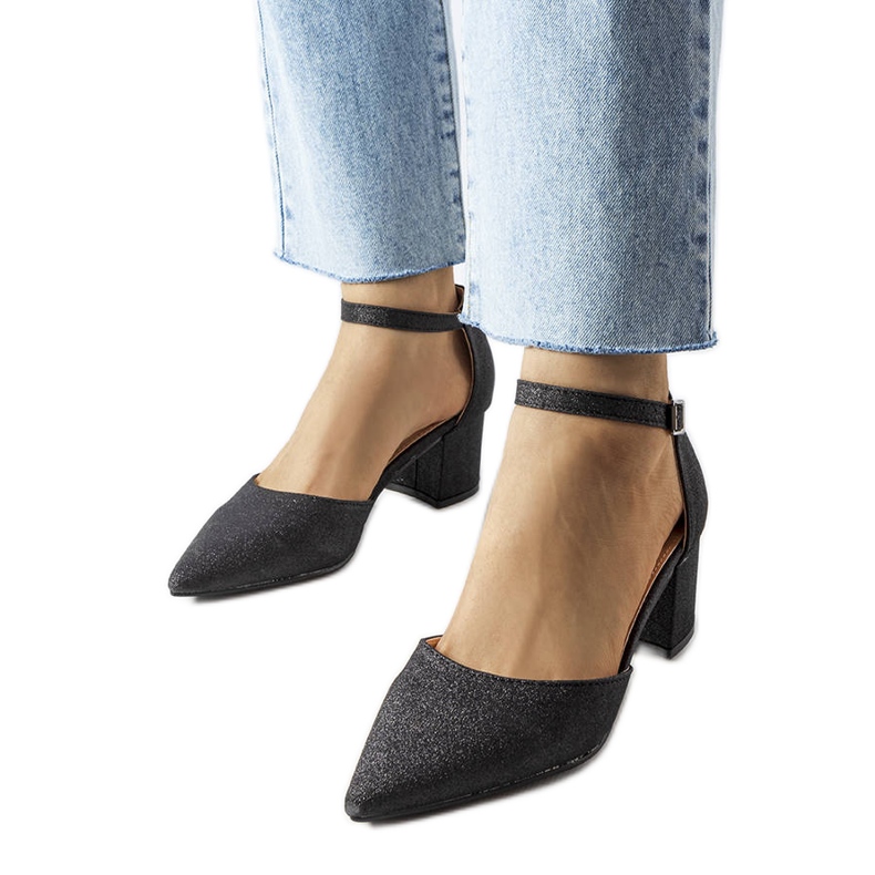 Černé lodičky na nízkém podpatku značky Sttele černá