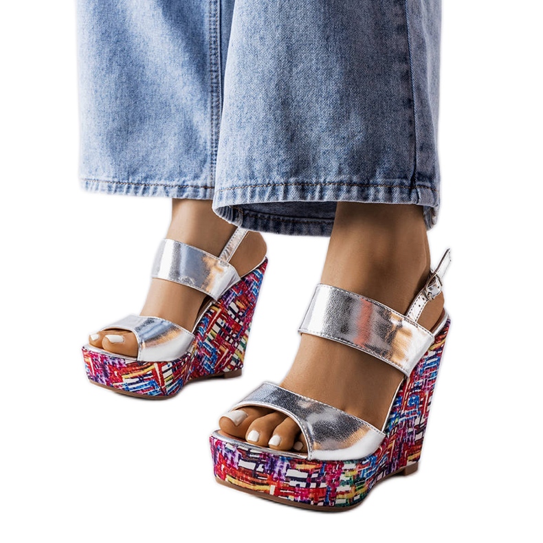 Stříbrné zdobené sandály na klínku od Westtide stříbrný