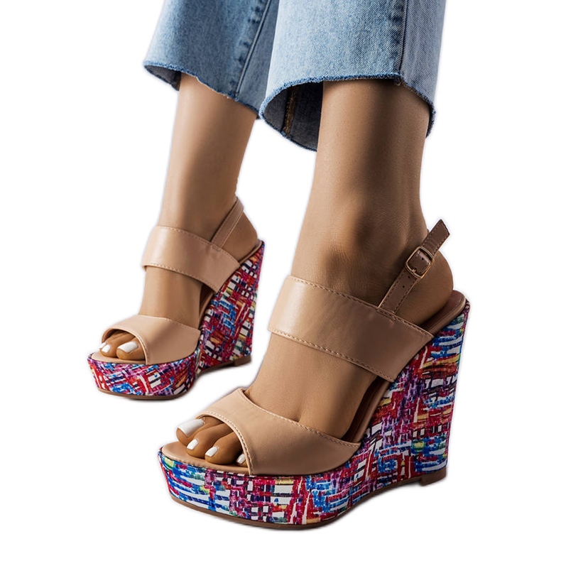 Béžové zdobené sandály na klínku od Westtide béžový