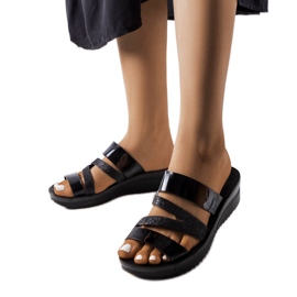 Loliiny černé lesklé pantofle černý