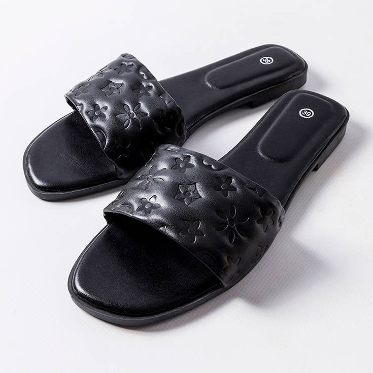 Černé ploché sandály od Amalie černá