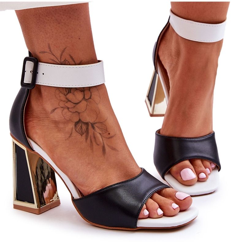 Elegantní černé a bílé sandály na vysokém podpatku černá