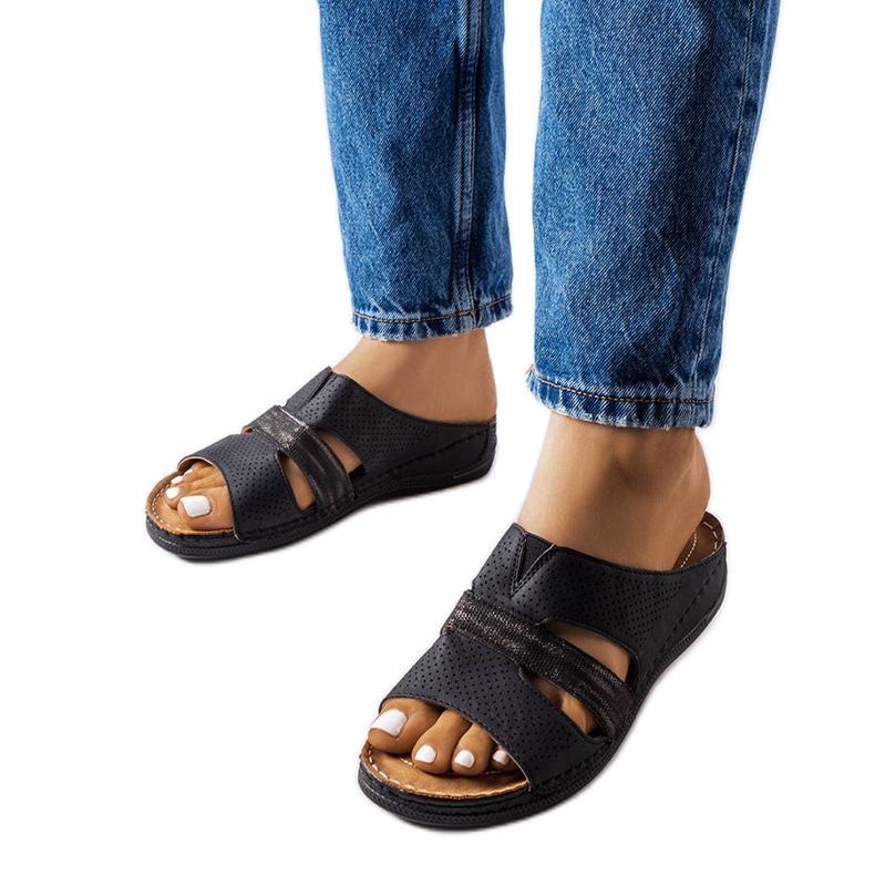 Černé světlé sandály na klínku značky Oliwia černá