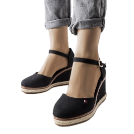 Černé espadrilky na klínku od Adelinda černý