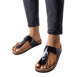 Černé žabky s přezkami od Lee Cooper LCW-22-35-1170L černý