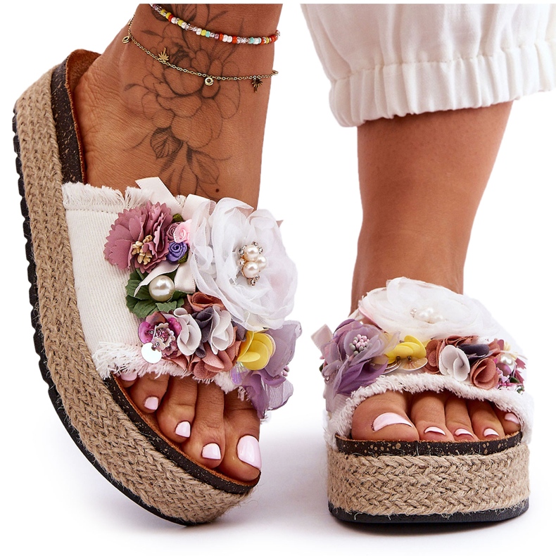 Materiál Pantofle s květinami Bílá Nessa bílý Materiál Pantofle s květinami Bílá Nessa bílý