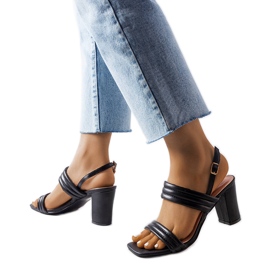 Černé sandály na sloupku Moli černý