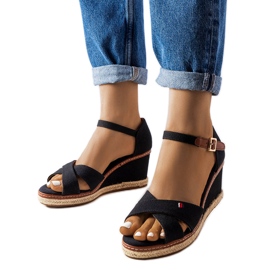 Černé klínové espadrilky od Eleonory černý