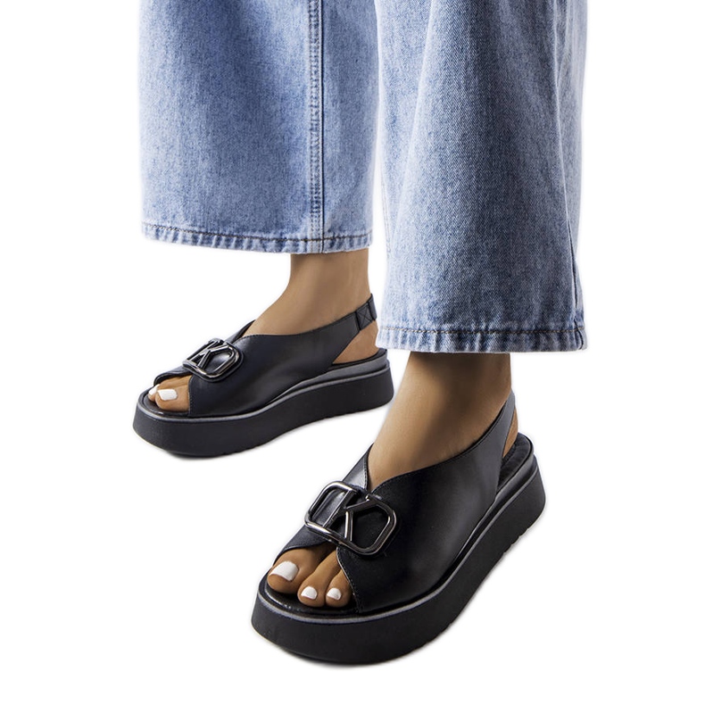 Černé sandály na platformě se zdobením od Karino černá