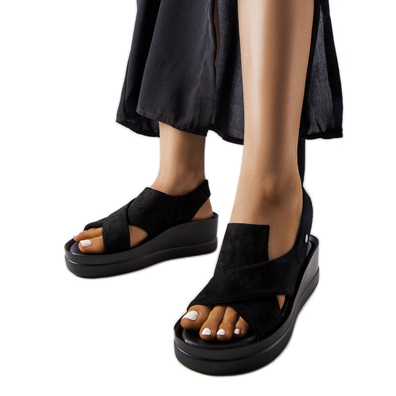 Černé sandály na klínku od Adeliny černá