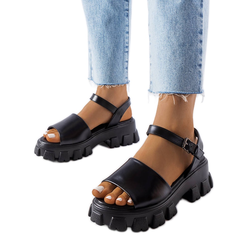 Vinceza Černé sandály na masivní podrážce Vincez černá Vinceza Černé sandály na masivní podrážce Vincez černá