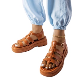 Camel sandály s traktovou podrážkou od Saidi hnědý Camel sandály s traktovou podrážkou od Saidi hnědý