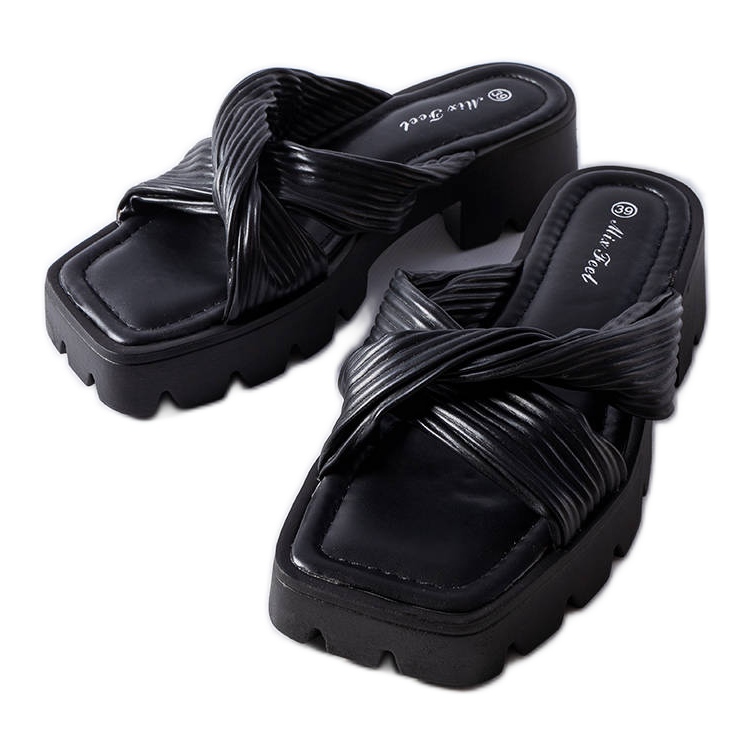 Černé slidery Dubé s traktorovou podrážkou černá