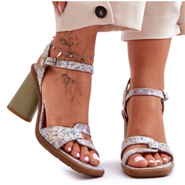 Kožené sandály na podpatku Maciejka 06029-24 bílo-zelené bílý